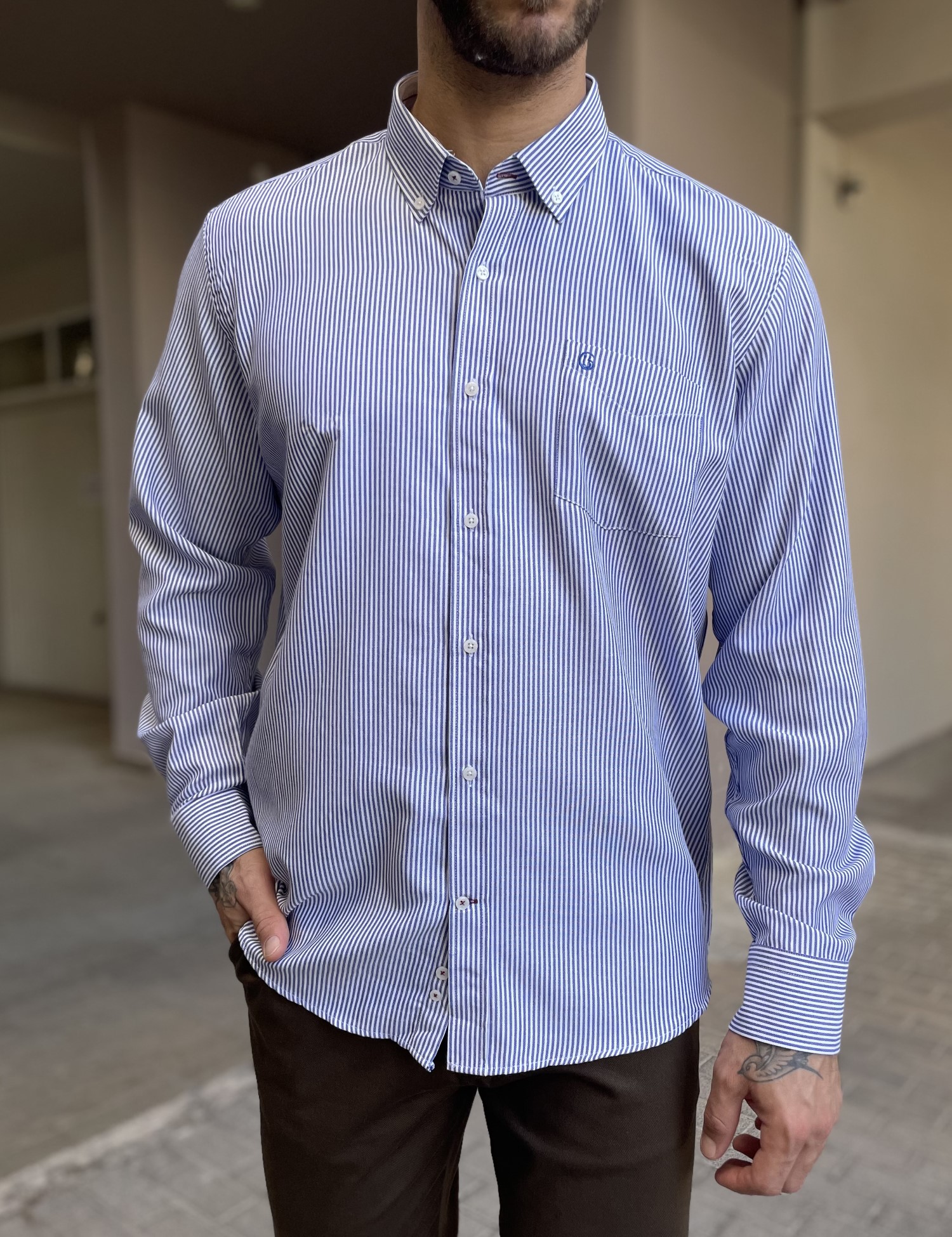 Ανδρικό μπλε ριγέ πουκάμισο με γιακά και τσέπη στο στήθος 562 φωτογραφία